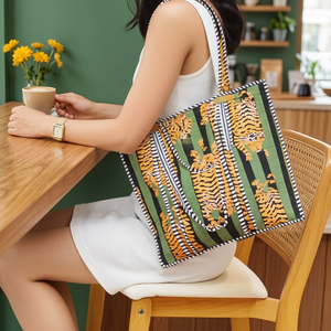 Bolsa de Mano de Algodón con Estampado de Leopardo, Estilo Boho Mediano, Cierre de Cremallera, Diseño Sostenible - Verde - Product Image 3