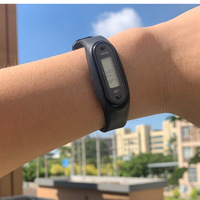 Podomètre intelligent étanche, bracelet de sport électronique en silicone avec affichage numérique de 1 pouce, chronométrage, calories, kilomètres