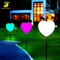 Lumière de pelouse en forme de cœur RGB personnalisée de grande taille, durable, imperméable, LED, décoration extérieure pour parc urbain