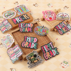 Porta-credenciales de acrílico personalizados y coloridos con textos y motivos florales de alta calidad para profesores, ideales para decoraciones DIY. - Product Image 3