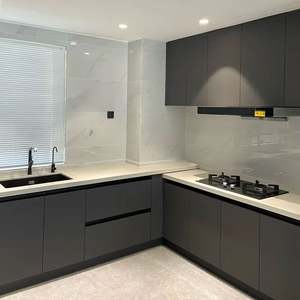 Ensemble d'armoires de cuisine modernes Santopova gris avec crédence en carrelage de marbre et plan de travail blanc - Product Image 1