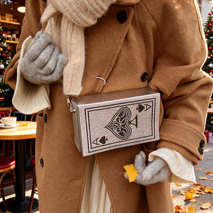 Pochette de soirée créative pour femme, motif reine de poker, en PU, ornée de strass et de chaînes, pour fêtes et cocktails - Product Image 3