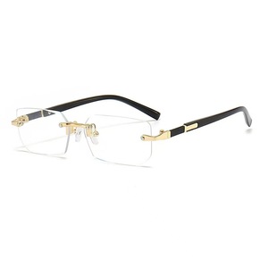 Occhiali da sole da uomo senza montatura con bordi tagliati, in metallo oro e nero, rettangolari, con protezione UV400, per la guida - Product Image 4