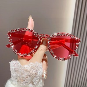 แว่นกันแดดทรงกลมย้อนยุคปี 2025 กรอบมุก แฟชั่นผู้หญิงสีชมพู แว่นตาอินเทรนด์ผู้ชาย แว่นกันแดดเพชร แว่นตาชายหาด ป้องกันรังสียูวี 400 - Product Image 3