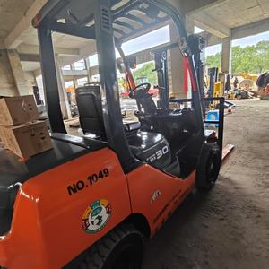 Chariot élévateur Toyota 30 d'occasion, 3 tonnes, mini, bon état, d'origine japonaise, avec moteur et moteur, prix avantageux - Product Image 5