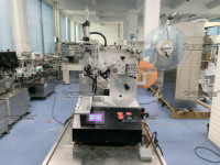 Máquina Etiquetadora Neumática Semiautomática Ajustable de Contorno Curvo, Controlada por PLC, de Alta Productividad para Botellas, Latas y Papel