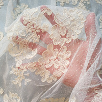 Tissu en dentelle transparente blanc cassé, tissu en maille brodé floral baroque antique pour rideau de fenêtre, robe de mariée et robe de mariée de cérémonie