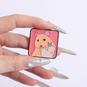 Spilla in smalto a forma di criceto cartone animato, creativa, con gesto di cuore e mano <span class=keywords><strong>che</strong></span> dice '<span class=keywords><strong>Ti</strong></span> <span class=keywords><strong>amo</strong></span>', distintivo da risvolto, gioiello, regalo <span class=keywords><strong>per</strong></span> amici - Product Image 3