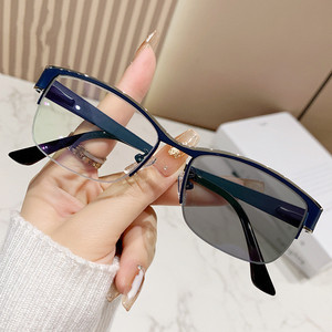 2025 Simple medio marco <span class=keywords><strong>arte</strong></span> decorativo gafas ópticas marcos de Metal cuadrados ordenador CAMBIO DE Color Anti luz azul gafas - Product Image 2