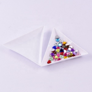 Oleeya – Lot de 10 plateaux triangulaires en plastique colorés pour la création de bijoux en strass et le nail art - Product Image 5