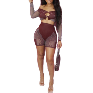 Nouvel ensemble mode pour femme : crop top à manches longues et épaules dénudées, et short taille haute évidé et ajusté - Product Image 1