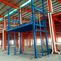 Plateforme élévatrice verticale hydraulique de type rail de guidage pour le levage de marchandises en entrepôt, fournie directement par l'usine