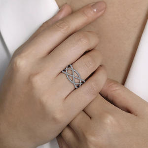 Anello da Cocktail Geometrico Q617 da Donna con Diamanti Micro Pave, Anelli di Moda per Matrimonio con Pietra Rotonda - Product Image 3