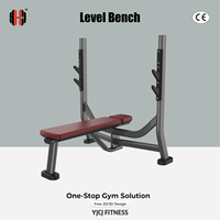 Banco de pesas plano con soportes verticales dobles, cojín grueso, ganchos para barra y base de acero reforzado para equipos de gimnasio comercial