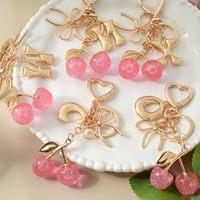 Porte-clés Lettre Cerise Dorée, Cerises Pailletées avec Nœud en Fil Métallique, Initiales Audacieuses, Breloque de Sac Tendance, Accessoire de Sac à Main, Cadeau Personnalisé