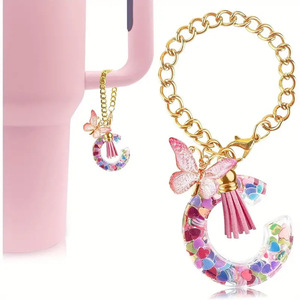 Llavero de epoxi personalizado con inicial, colgante de mariposa, borla, cadena dorada, confeti de corazones coloridos, accesorio para taza - Product Image 2