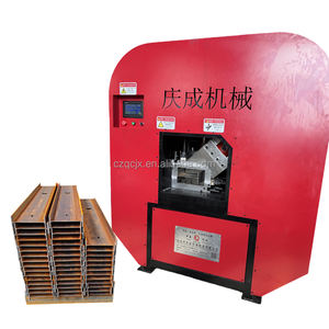 Un dispositif intégré entièrement automatisé <span class=keywords><strong>de</strong></span> poinçonnage et <span class=keywords><strong>de</strong></span> découpe <span class=keywords><strong>de</strong></span> profilés en acier capable <span class=keywords><strong>de</strong></span> produire trois types différents <span class=keywords><strong>de</strong></span> trous. - Product Image 6