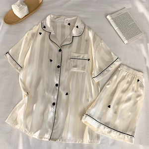 Set <span class=keywords><strong>Pigiama</strong></span> Estivo di Lusso Personalizzato ODM per Donna, Maniche Corte, Lunghezza Intera, Chiusura con <span class=keywords><strong>Bottoni</strong></span> Frontali, Logo, in Raso Dorato - Product Image 2