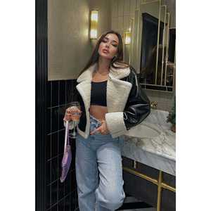 Chaqueta de Cuero Negra para Mujer con Detalles de Lana - Product Image 2