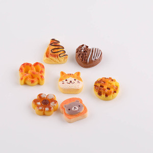 Accesorios de Resina para Joyería DIY con Diseño de Galletas Simuladas, Decoraciones para Carcasas de Teléfono con Estilo de Dibujos Animados en Colores Variados - Product Image 1