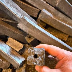 Charbon de bois de sciure carré en carton de 10 kg pour la vente en gros, idéal pour les grillades en famille et les pique-niques - Product Image 1