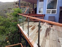 Système de balustrade en verre et aluminium de qualité professionnelle avec rail supérieur pour balcon d'appartement, résistant aux intempéries et à la corrosion