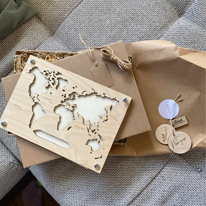 Regalo di compleanno in legno fermasoldi involucro in contanti con carta di auguri mappa del mondo decorata con fermasoldi in legno - Product Image 3