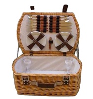 Panier pique-nique en osier avec couverts