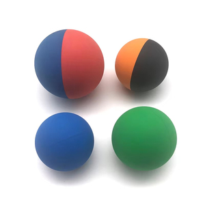 Ballon de football creux en caoutchouc naturel de 60 mm, rebondissant, pour la vente en gros, avec impression de logo personnalisé, jouet promotionnel sur mesure - Product Image 2