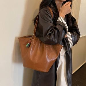 Sac fourre-tout grande capacité pour femme, texture douce, sac à bandoulière avec breloque, idéal pour le travail, le shopping, les voyages et l'usage quotidien - Product Image 3