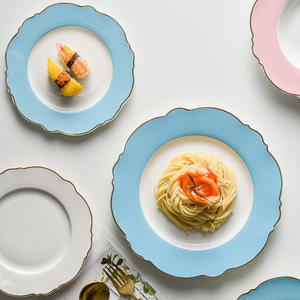 Assiettes à dîner en céramique de luxe avec bordure dorée et <span class=keywords><strong>bord</strong></span> festonné, disponibles en rose, <span class=keywords><strong>bleu</strong></span> et blanc - Product Image 1