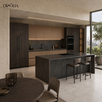 Meubles de cuisine sur mesure de luxe OPPOLIA avec îlot, ensemble d'armoires sans poignées en bois foncé pour projets résidentiels haut de gamme