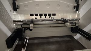 Prensa Hidráulica CNC de 220 Toneladas para Dobragem de Chapas MS de Alta Resistência com Sistema Delem DA53T Sincronizado - Product Image 3