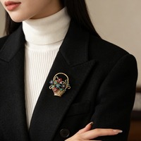 Bros Keranjang Bunga Wanita dengan Pin Keranjang Bunga Berlian Imitasi Warna-warni Aksesori Elegan