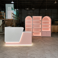 Comptoir de réception de salon de beauté personnalisé avec éclairage LED, armoire murale arquée pour soins de la peau, vitrine de présentation de cosmétiques pour magasin de détail