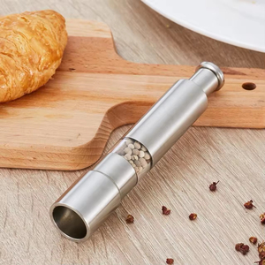 Macinino per Spezie in Acciaio Inox Personalizzato con Pulsante a Pressione, Mini Macinino per Pepe e Sale per Uso Domestico - Product Image 2
