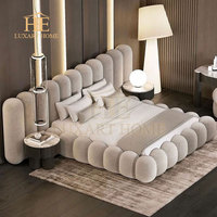 Lit double capitonné avec grande tête de lit, tissu de haute qualité, lit king size de luxe pour villa