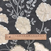 Tissu brodé en maille 3D en velours avec fleurs, sequins, perles et broderie tubulaire, 100% acrylique, résistant à l'abrasion, avec flocage et appliqué