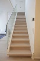 Escalier moderne de luxe avec marches en bois massif et balustrade entièrement vitrée pour l'intérieur