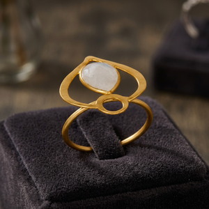 Bague classique en laiton doré Ivoire Lumineux avec placage or et pierre de calcédoine laiteuse certifiée pour les occasions hindoues - Product Image 3