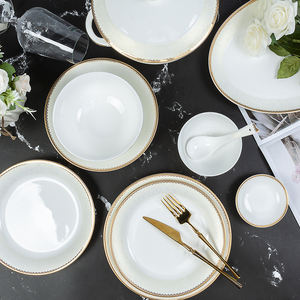 Ensemble d'assiettes à dîner en <span class=keywords><strong>porcelaine</strong></span> fine motif floral élégant ensemble de vaisselle blanche en <span class=keywords><strong>porcelaine</strong></span> de haute qualité à bords dorés pour le <span class=keywords><strong>service</strong></span> de dîner - Product Image 5
