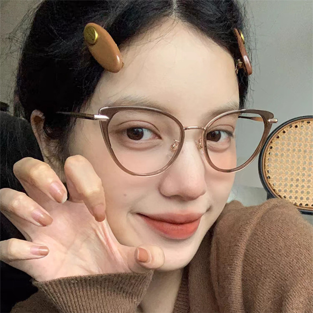 Cat-Eye Retro High-End European American Fashion Sunglasses for Women Ultra-Light Myopia Lenses Magic Optical Frames Plain Look