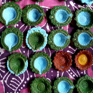 Lámpara de aceite Diya de cerámica hecha a mano, con forma elegante, en verde, azul, rojo y amarillo, con relieve y estampado, ecológica, para uso religioso. - Product Image 1
