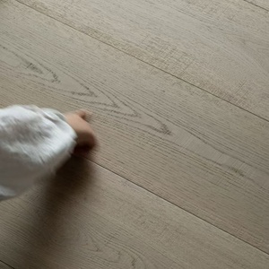 Planchers en bois composite massif à plis multiples en chêne blanchi à la chaux Plancher en bois brossé résistant aux rayures - Product Image 2