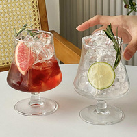 Verre à cocktail moderne minimaliste sur pied en verre de chaux pour café glacé, boissons froides et eau pétillante