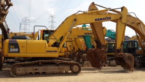 รถขุดไฮดรอลิกตีนตะขาบ Komatsu PC200 มือสองคุณภาพสูง เหมาะสำหรับตลาดแอฟริกาและอเมริกาใต้ - Product Image 3