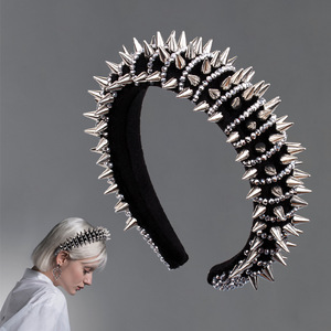 Diadema estilo punk Hua Liyu, blanca y dorada, de esponja gruesa con remaches y púas para mujer. - Product Image 1