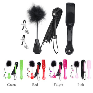 Set di 4 Pezzi per Addestramento BDSM: Frusta, Paletta, Piuma, Pinza per Capezzoli, Gioco di Ruolo per Adulti, Giocattolo Sessuale SM in Materiale PU Multicolore - Product Image 1