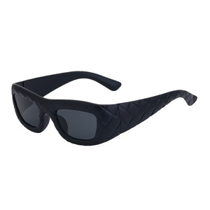 [Personnalisable] Lunettes de soleil carrées en similicuir tendance pour femmes, protection UV400, sans polarisation, monture oversize, style européen et américain - Product Image 1