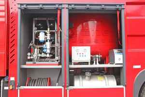 Camion de pompiers HHowo 4*2 à mousse sèche 6600L combiné avec un camion de sauvetage et de lutte contre les incendies à eau et mousse. - Product Image 4